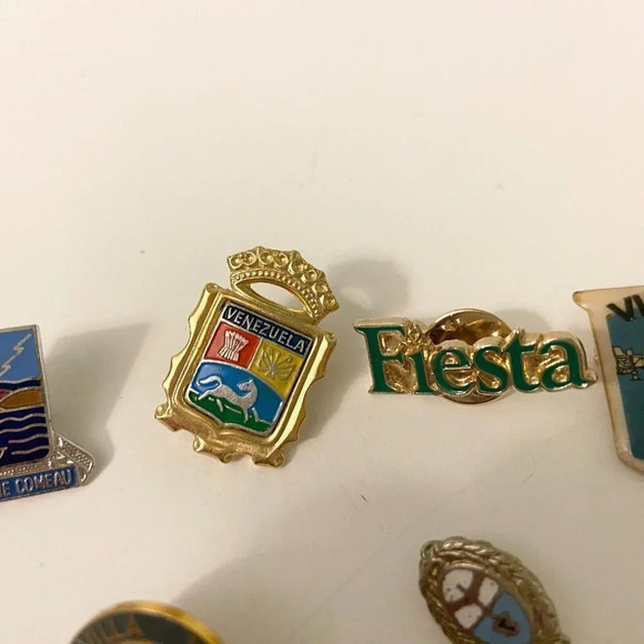 Vintage Lot of 6 Assorted Pins Venezuela Rio Negro Sevilla Ville de Baie Comeau - Picture 5 of 16
